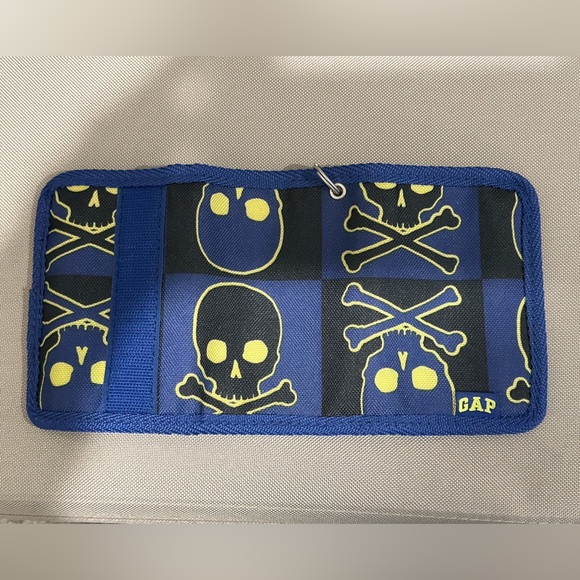 Gap trifold wallet all over graphics contrast lining skull and cross bone design - Picture 7 of 15